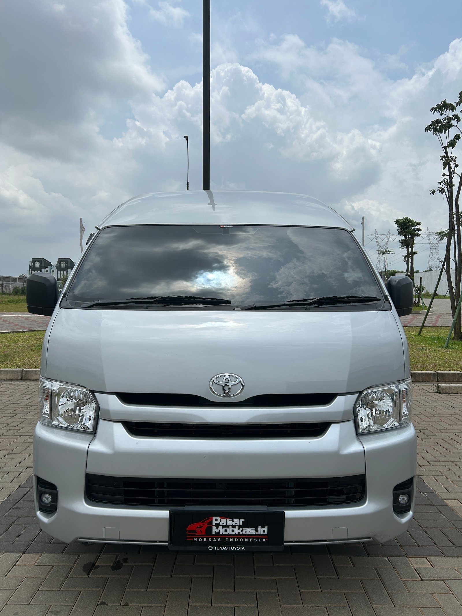TOYOTA HIACE COMMUTER LINE
